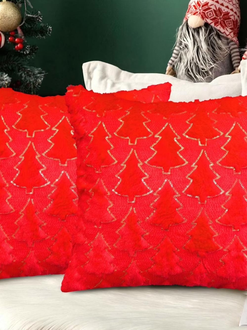 Red Christmas Tree Pattern Holiday Throw Pillows. Set of 2. NWT.